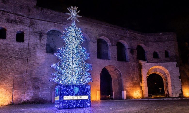 Photo of Sorgente Group, l’augurio di Buon Natale con un luminoso albero a Largo Fellini